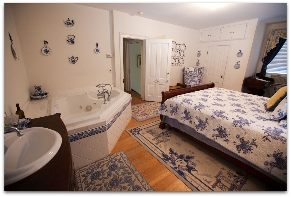 bed and breakfast room with whirlpool tub